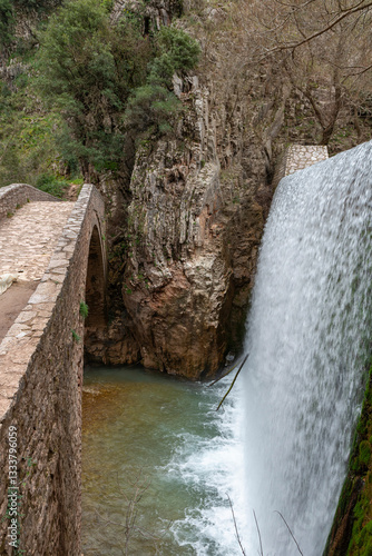 Obraz na płótnie Palaiokarya stone arched bridge and waterfall near Pyli village, Thessaly, Greece w salonie