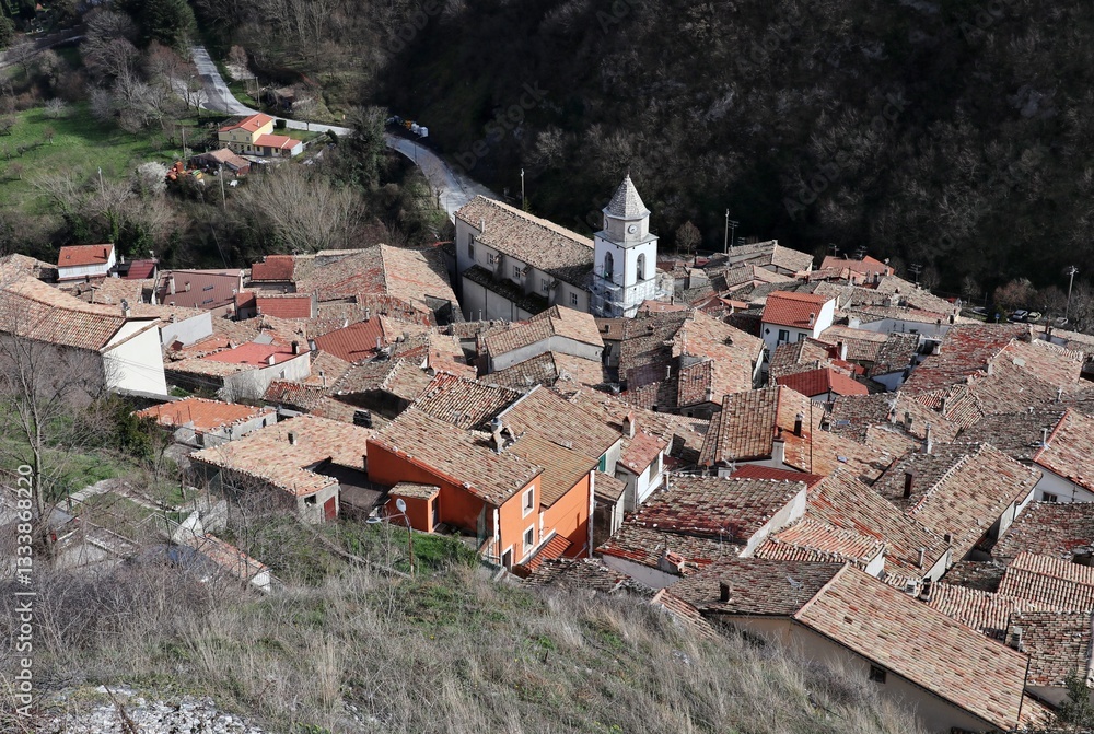 Roccamandolfi - Scorcio del borgo dalla strada per il castello