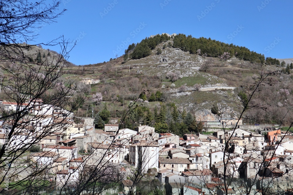 Roccamandolfi - Scorcio del castello da Via Poggio Castello