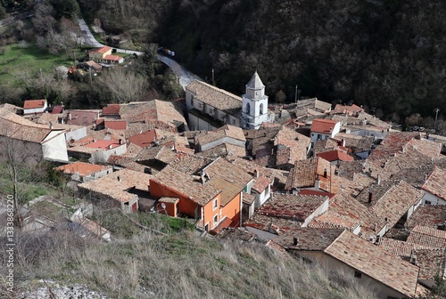 Obraz na płótnie Roccamandolfi - Scorcio del borgo dalla strada per il castello w salonie