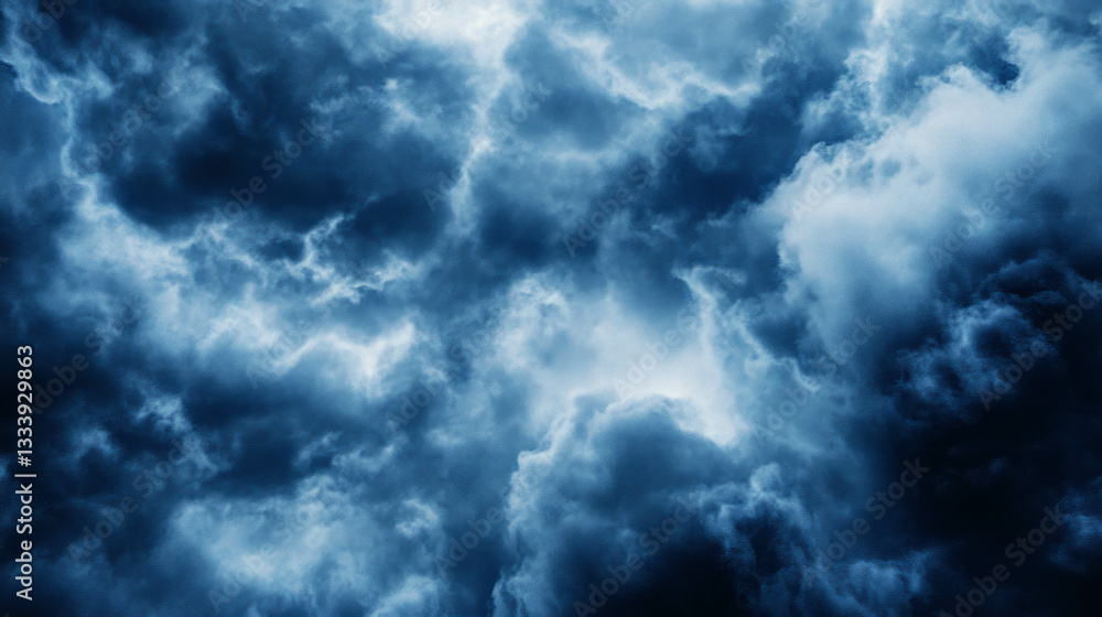 Obraz premium Stormy sky texture with chaotic cloud patterns for atmospheric design