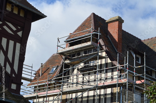 Echafaudage sur  maison normande. 
