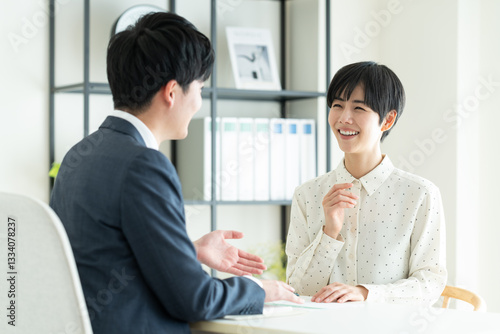 Wallpaper Mural プランナーに相談する若い女性 Torontodigital.ca