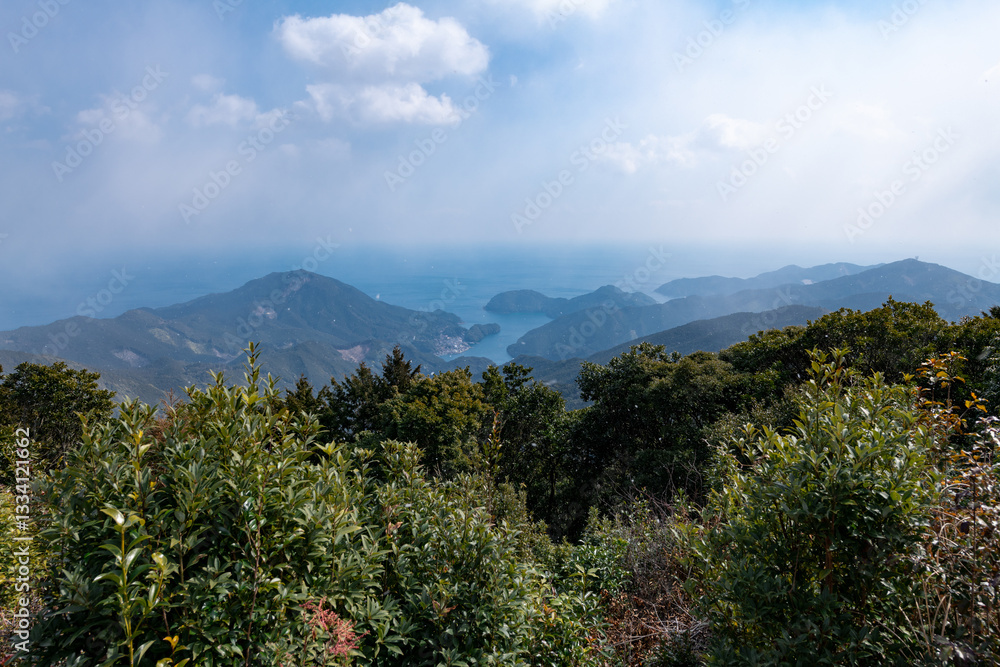 熊野古道伊勢路九鬼峠越え、桜の森広場より九鬼湾を望む