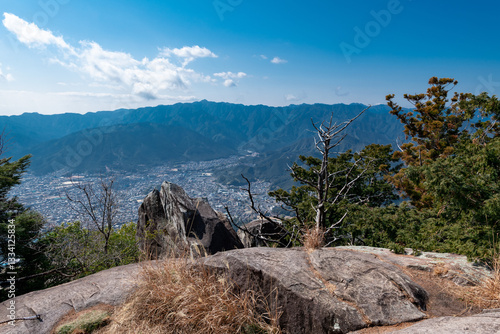 熊野古道伊勢路馬越峠から天狗倉山、山頂から尾鷲を望む
