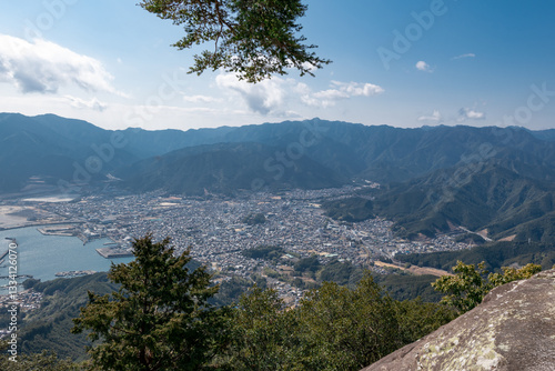 熊野古道伊勢路馬越峠から天狗倉山、山頂から尾鷲を望む
