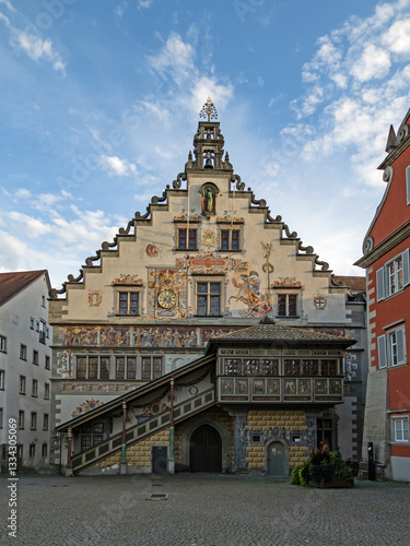 Blick auf die kunstvolle Fassade des alten Rathauses in der Altstadt von Lindau am Bodensee, Deutschland