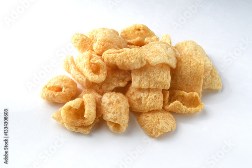 チチャロン　メキシコやフィリピンで食べられる豚の皮（豚皮）のスナック　コピースペースあり　白背景　 Chicharon　(chicharrón, chicharron), pork skin (pig skin) snack, eaten in Mexico and the Philippines, copy space available, white background
