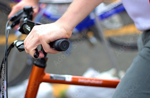 操縦するハンドルと手