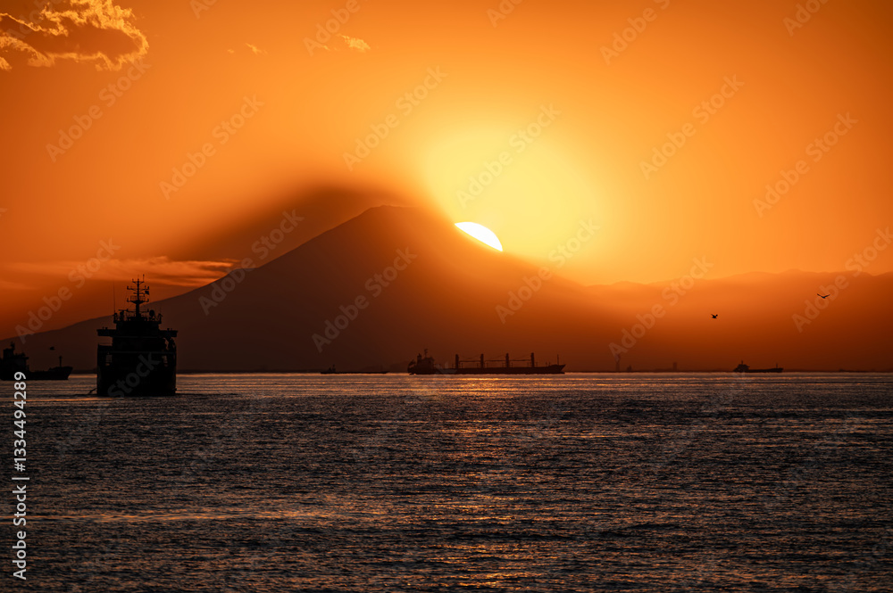 Fototapeta premium 東京湾の海の向こうに見えるダイヤモンド富士と影富士を千葉から撮影