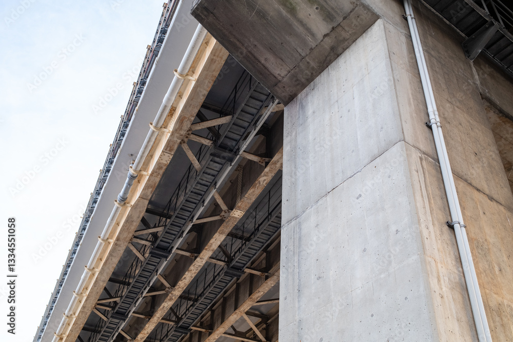 Obraz premium 高速道路の橋脚の老朽化の状況