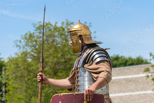 Foto Roman legionnaire in historical armor holding spear and shield