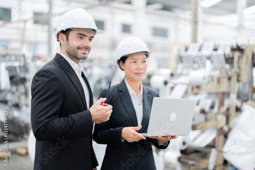 Fotografia European male company owner partnered with the Asian female engineer to integrat