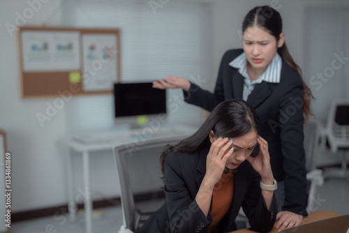 Foto Business woman is having headache and feeling tired from overwork while her mana