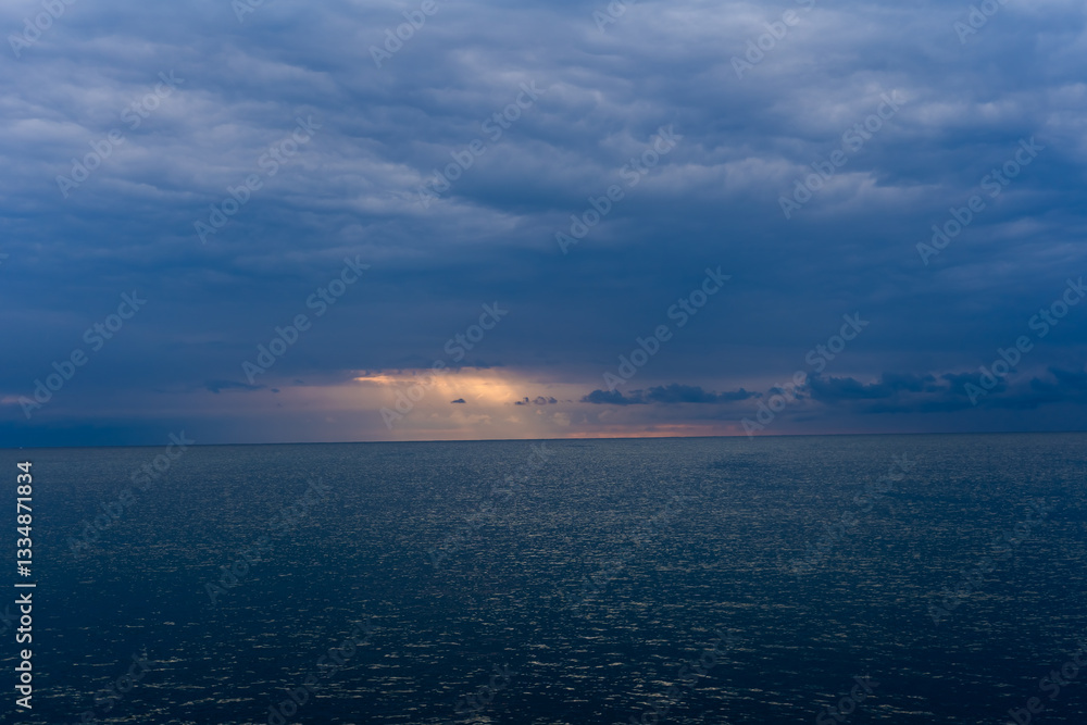 Obraz premium Cielo nublado con rayos de sol mar 