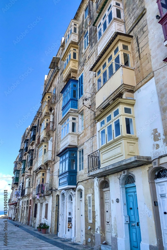 Fototapeta premium facade of a building on a street in Malta