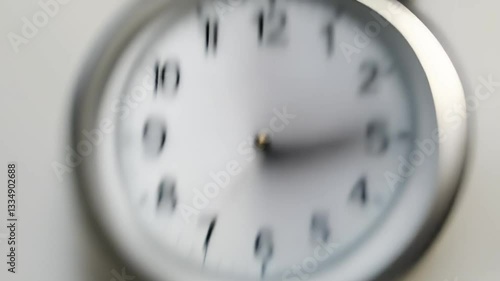 Simple watch face with fast-moving hand