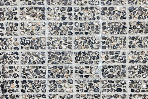 Steinwand aus zugeschnittenen feuersteinen