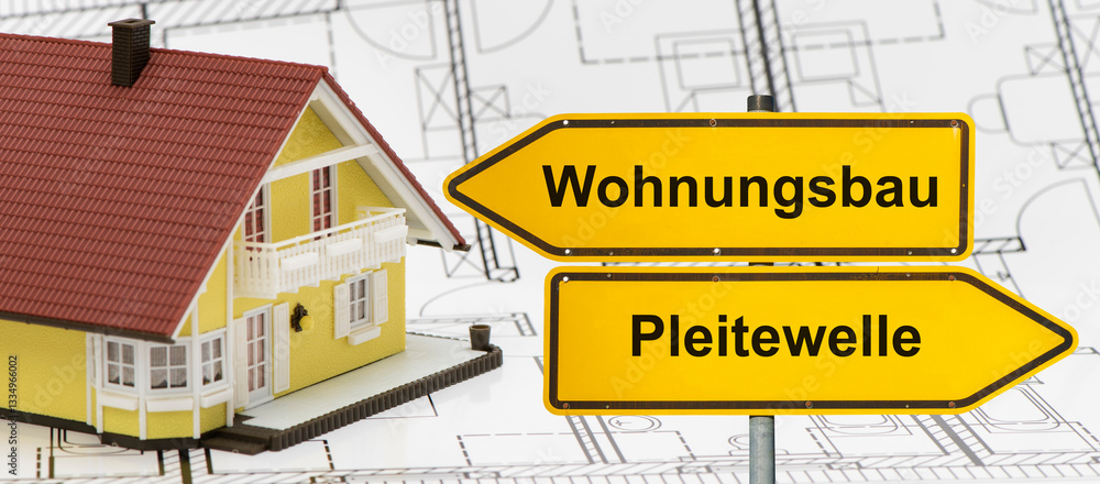 Obraz premium Ein Wegweiser mit der Aufschrift Wohnungsbau und Pleitewelle steht vor einem Modellhaus auf einem Bauplan - Symbolbild - FOTOMONTAGE