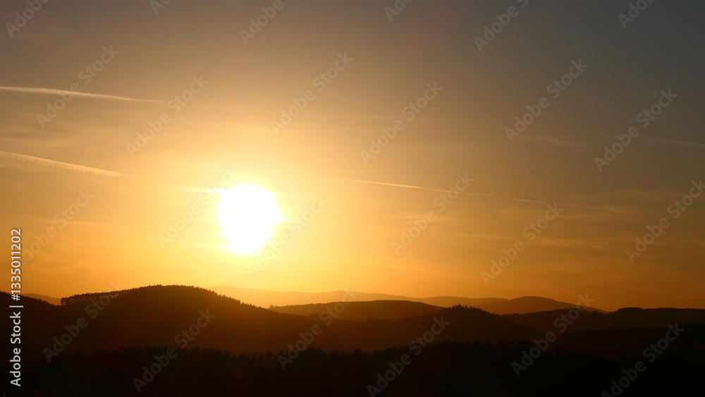 Abendsonne im orangen Himmel über der Buckligen Welt, Niederösterreich Abendsonne im orangen Himmel über der Buckligen Welt, Niederösterreich