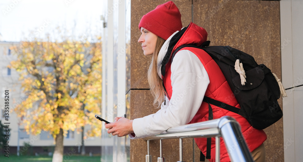 Obraz premium sportive Caucasian woman chatting using smartphone in the street outdoors