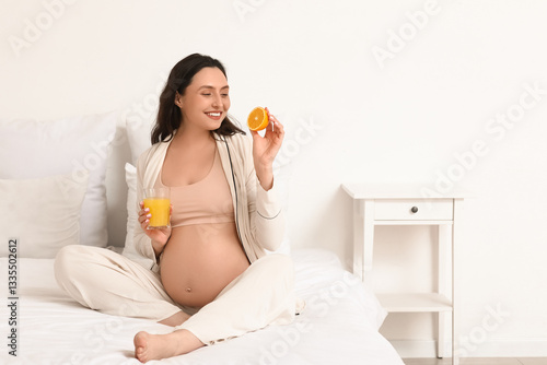 Young pregnant woman with g...