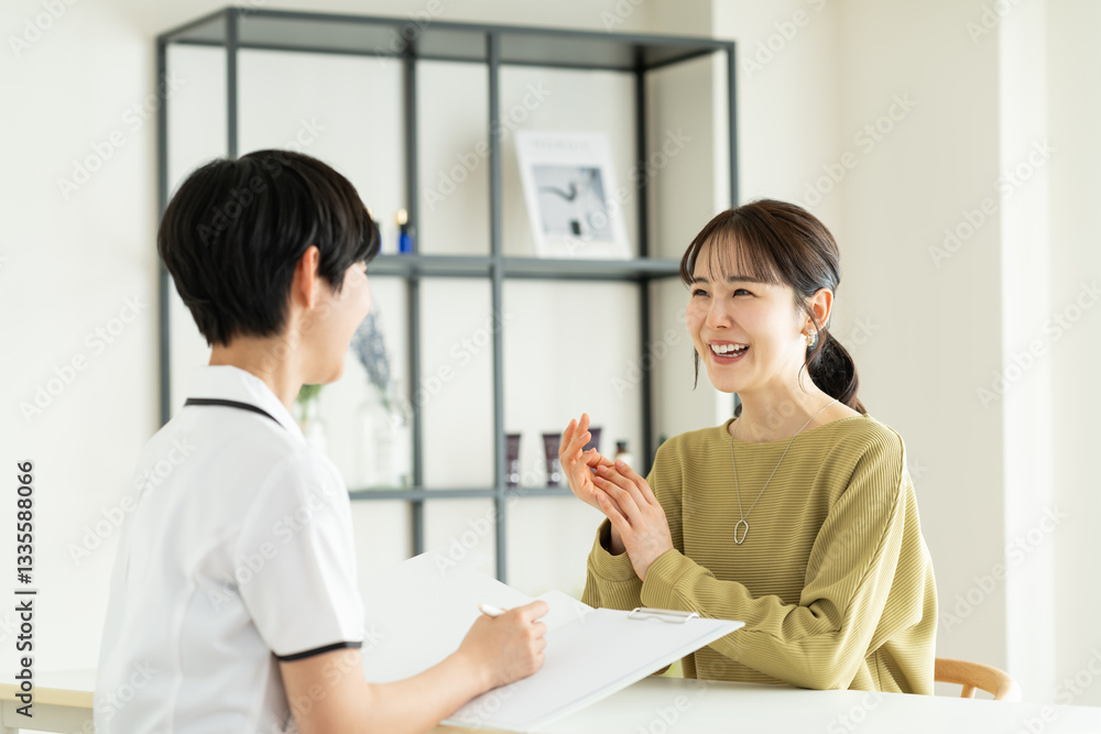 Fototapeta premium エステサロンでカウンセリングを受ける若い女性
