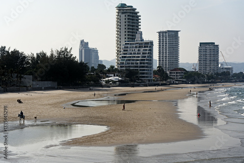 Obraz na płótnie Khao Takiab Beach at low tide w salonie