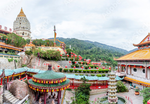Cuadro en lienzo Beautiful view of the Kek Lok Si Chinese temple in Georgetown, Penang, Malaysia