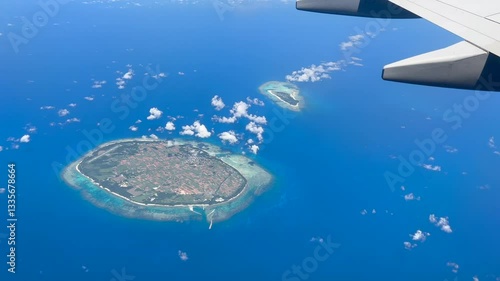 飛行機から見た沖縄県　多良間島と水納島