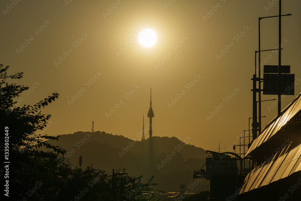 Obraz premium Han River, traffic and sunset skyline Stock Photo