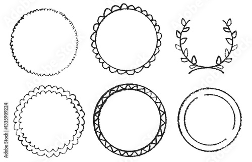 鉛筆で書いたラフな円形フレームイラスト。手描きの温かみがあるシンプルデザイン