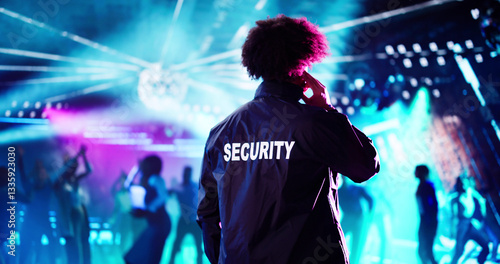 Obraz na płótnie Protecting the crowd at the club event w salonie