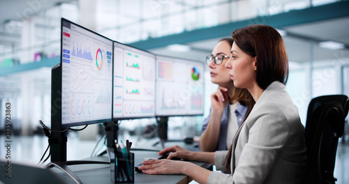 Fotografía Female Data Analyst Analyzing KPIs