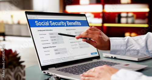Foto Worker Filling Social Security Benefits