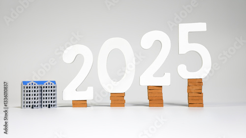 Obraz na płótnie 2025 real estate market forecast with house models and brick stacked w salonie