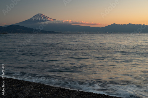 Wallpaper Mural 朝焼けの富士山を海岸から眺める Torontodigital.ca