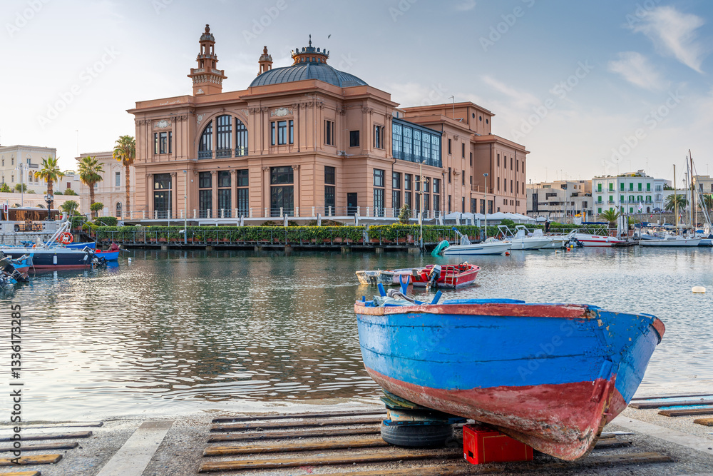 L'incroyable Teatro Margherita, construit sur pilotis sur la Mer Adriatique, au soleil de fin de journée d'été, depuis le Mercato del Pesce, à Bari, dans les Pouilles, Italie