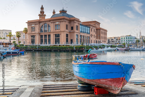 Obraz na płótnie L'incroyable Teatro Margherita, construit sur pilotis sur la Mer Adriatique, au soleil de fin de journée d'été, depuis le Mercato del Pesce, à Bari, dans les Pouilles, Italie w salonie