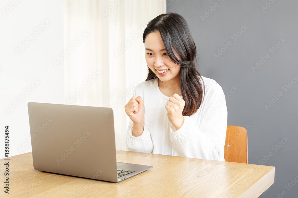 PCでネット中継を見るアジア人女性01 PCでネット中継を見るアジア人女性01