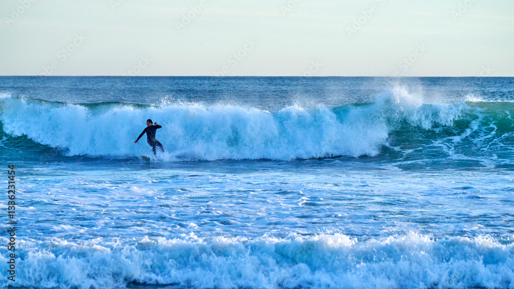 Fototapeta premium Surfers on the Atlantic coast in Oeiras, Portugal