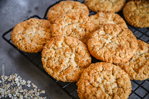 Foto Anzac biscuits are a traditional sweet Australian cookie made with rolled oats