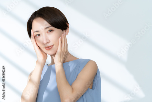 Free Download UVケアをするミドルの女性 - GFXLoad