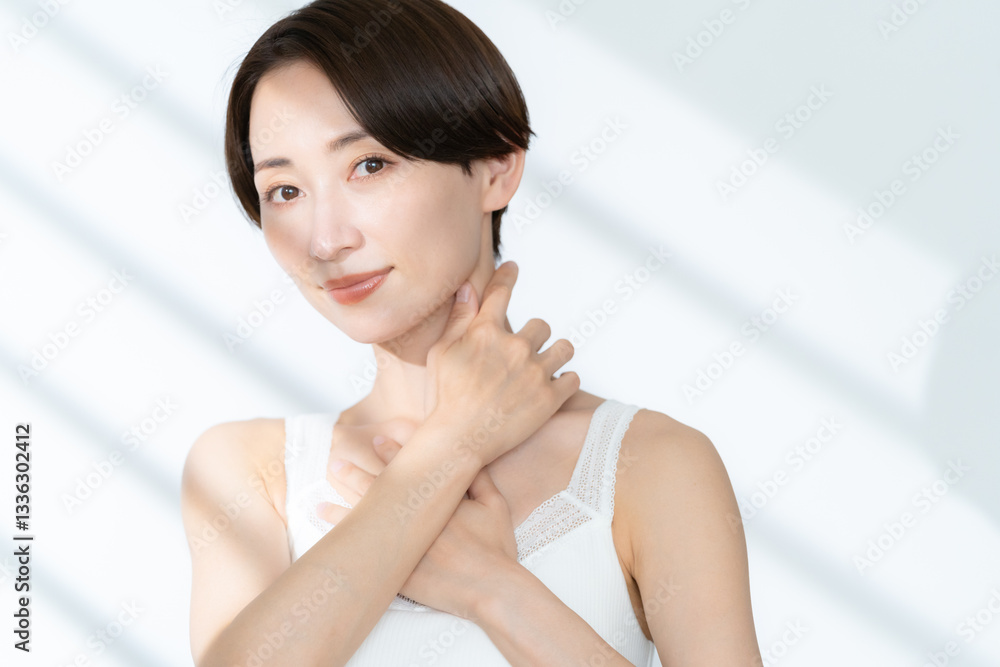 UVケアをするミドルの女性