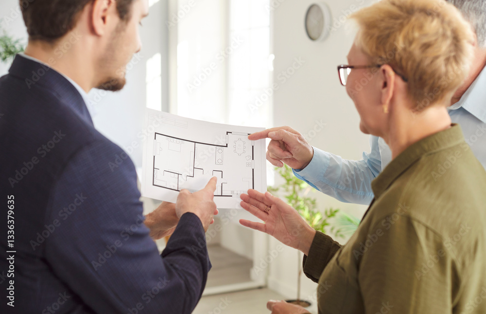 Obraz premium Real estate agents, broker represents senior sellers or buyers, clients supervises meeting looking at project plan, showing blueprints, planning work, discussion with realtor, engineer, architect