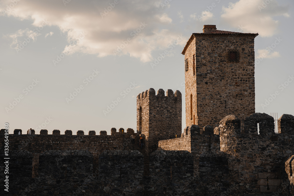Muralla medieval con torre de piedra en un día soleado. Muralla medieval con torre de piedra en un día soleado.