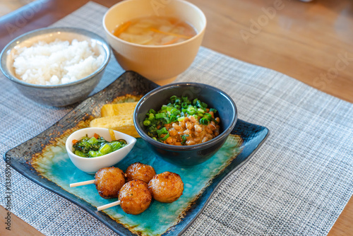 納豆と焼き鳥の和朝食が並ぶ食卓 photo