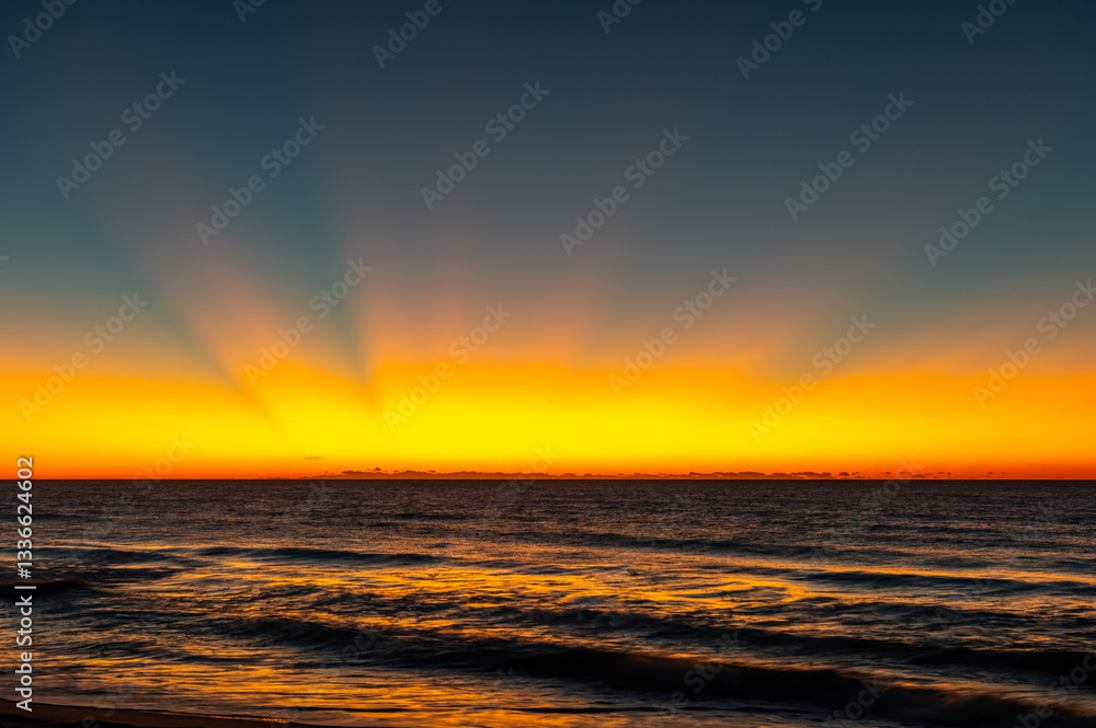 Obraz premium crepuscular rays during morning twilight