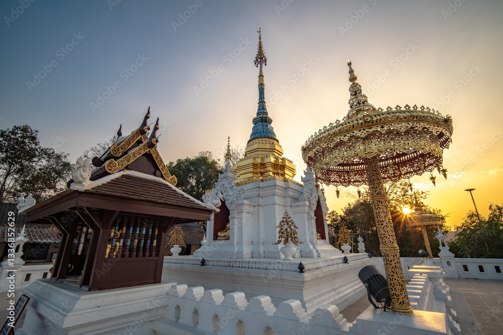 Fototapeta premium Sunset at the ancient Phra That Doi Kalong, Chiang Mai Province