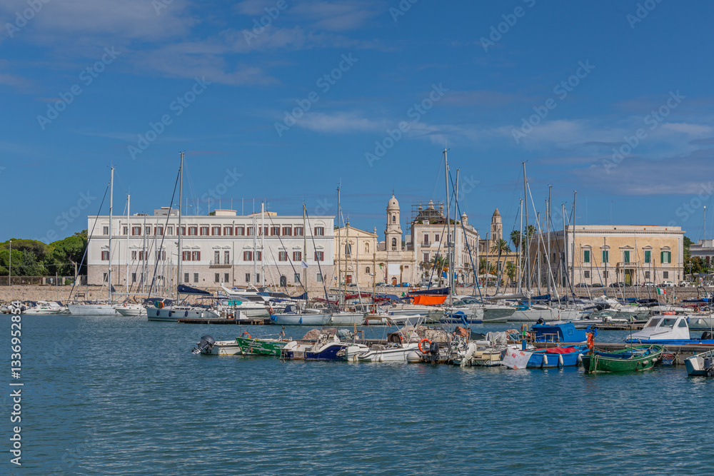 Convento Madonna del Carmine et clocher de la Chiesa di San Domenico, depuis la rive opposée du port de Trani, dans les Pouilles, Italie